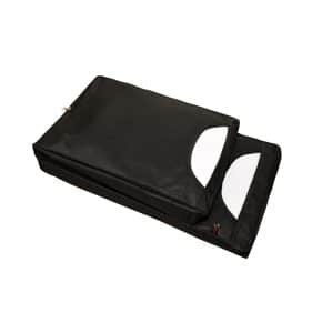 Bolsa Porta Sacola em Nylon Preta para balcão com dois bolsos para armazenar sacolas de supermercado. O suporte é retangular e possui um design funcional e elegante, destinado a organizar sacolas no balcão do caixa, ajudando a manter a área organizada e facilitando o empacotamento dos produtos.