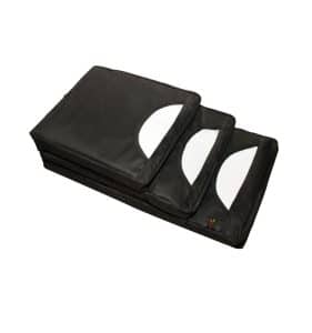 Bolsa Porta Sacola em Nylon Preta para balcão com um bolso único para armazenar sacolas de supermercado. O suporte é retangular e possui um design funcional e elegante, destinado a organizar sacolas no balcão do caixa, ajudando a manter a área organizada e facilitando o empacotamento dos produtos.